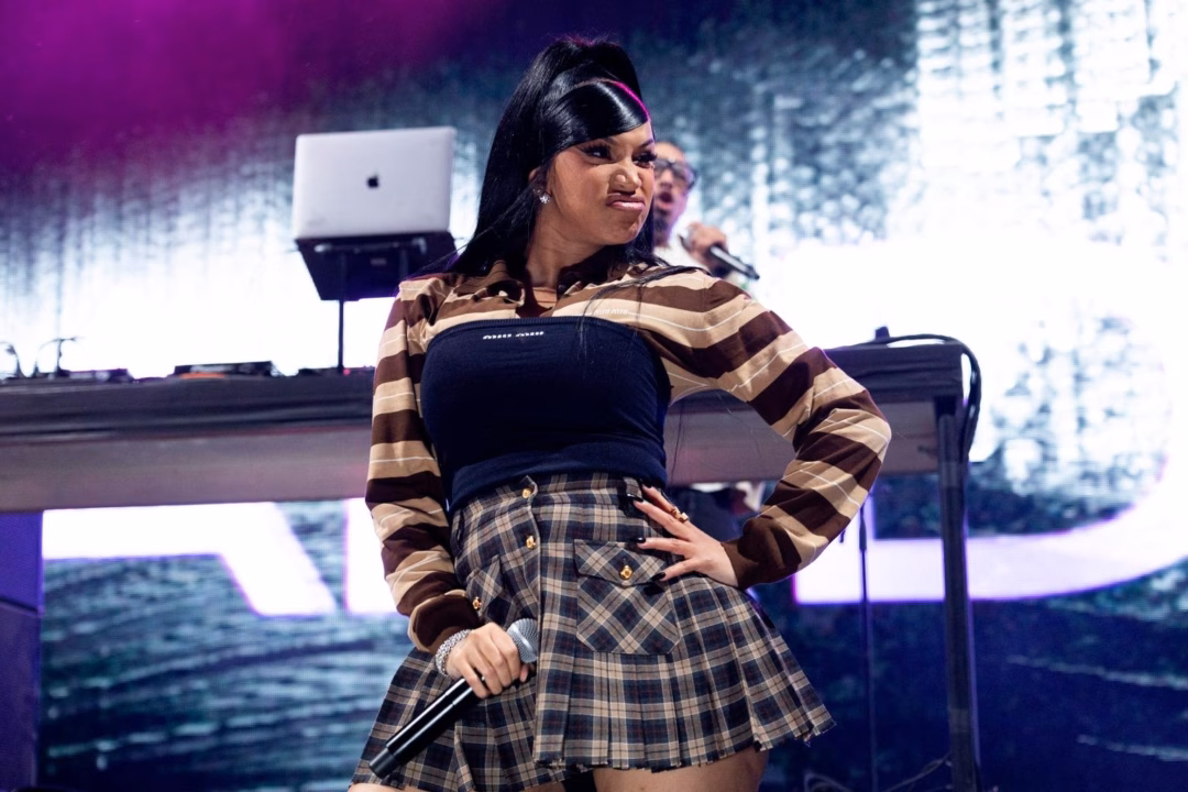 Cardi B bị khởi kiện vì ném micro vào fan gây thương tích Sao nữ tai tiếng bậc nhất showbiz nhận