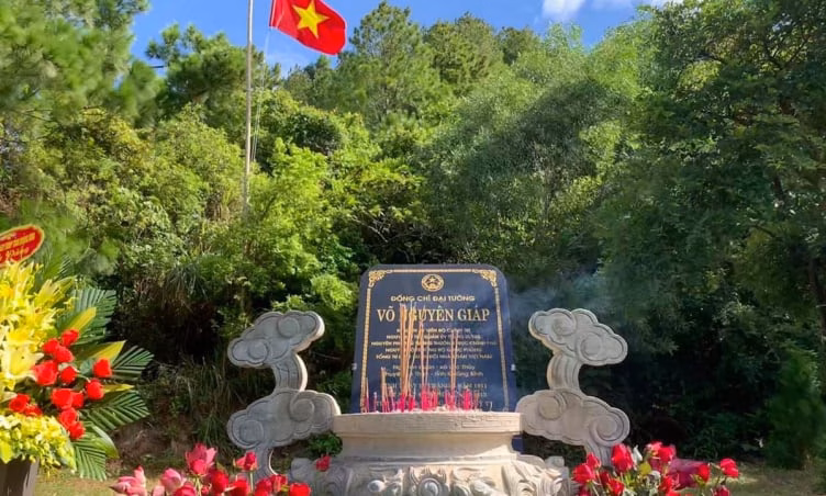 Thăm viếng mộ Đại tướng Võ Nguyên Giáp - Nơi yên nghỉ của vị anh hùng dân tộc ở Quảng Bình