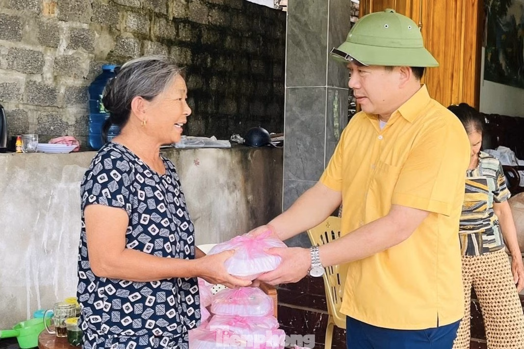 Đồng lòng giúp đỡ người dân vùng lũ Nghệ An vượt qua khó khăn