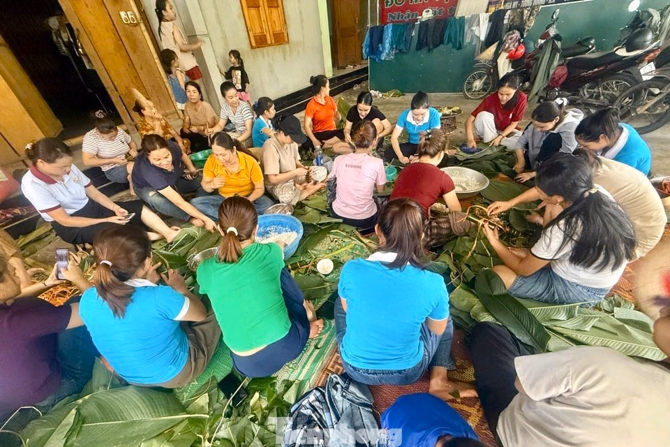 Đồng lòng giúp đỡ người dân vùng lũ Nghệ An vượt qua khó khăn