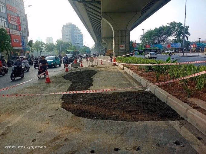 Hà Nội xuất hiện hố sụt lún sau sự cố đường ống nước sạch "Hố tử thần" xuất hiện trên đường Trường Chinh, tối 26/7. Ảnh: Việt An