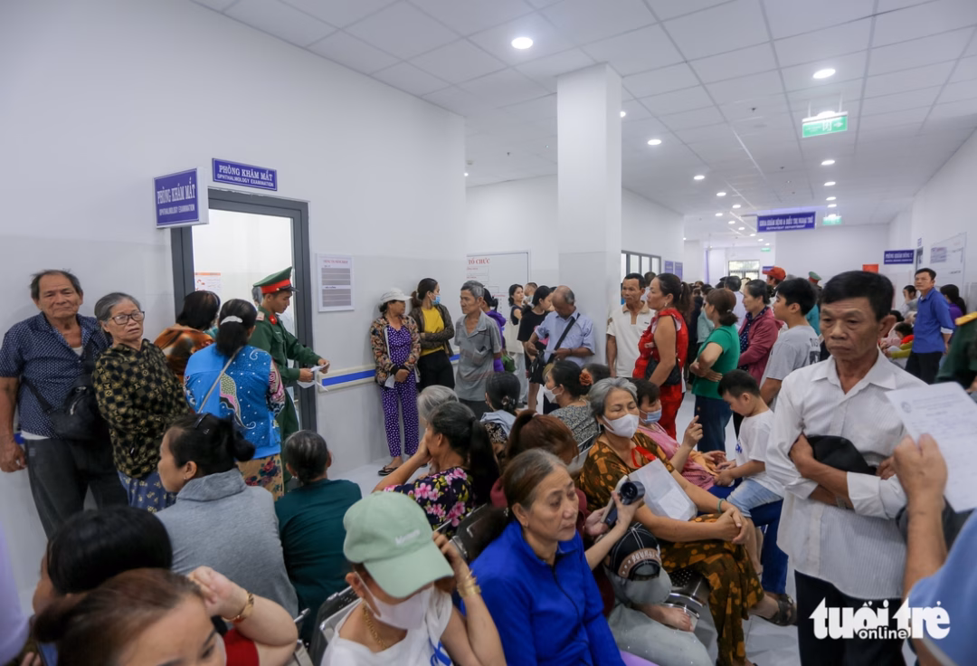 Hơn 30 bác sĩ giỏi về Côn Đảo khám bệnh, phát thuốc miễn phí cho người dân Khoa mắt là nơi có nhiều người đến chờ khám