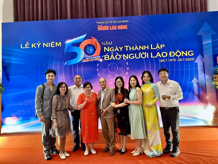 NSND Trà Giang tặng bức tranh sơn mài do bà vẽ cho chương trình "Mai Vàng tri ân"
