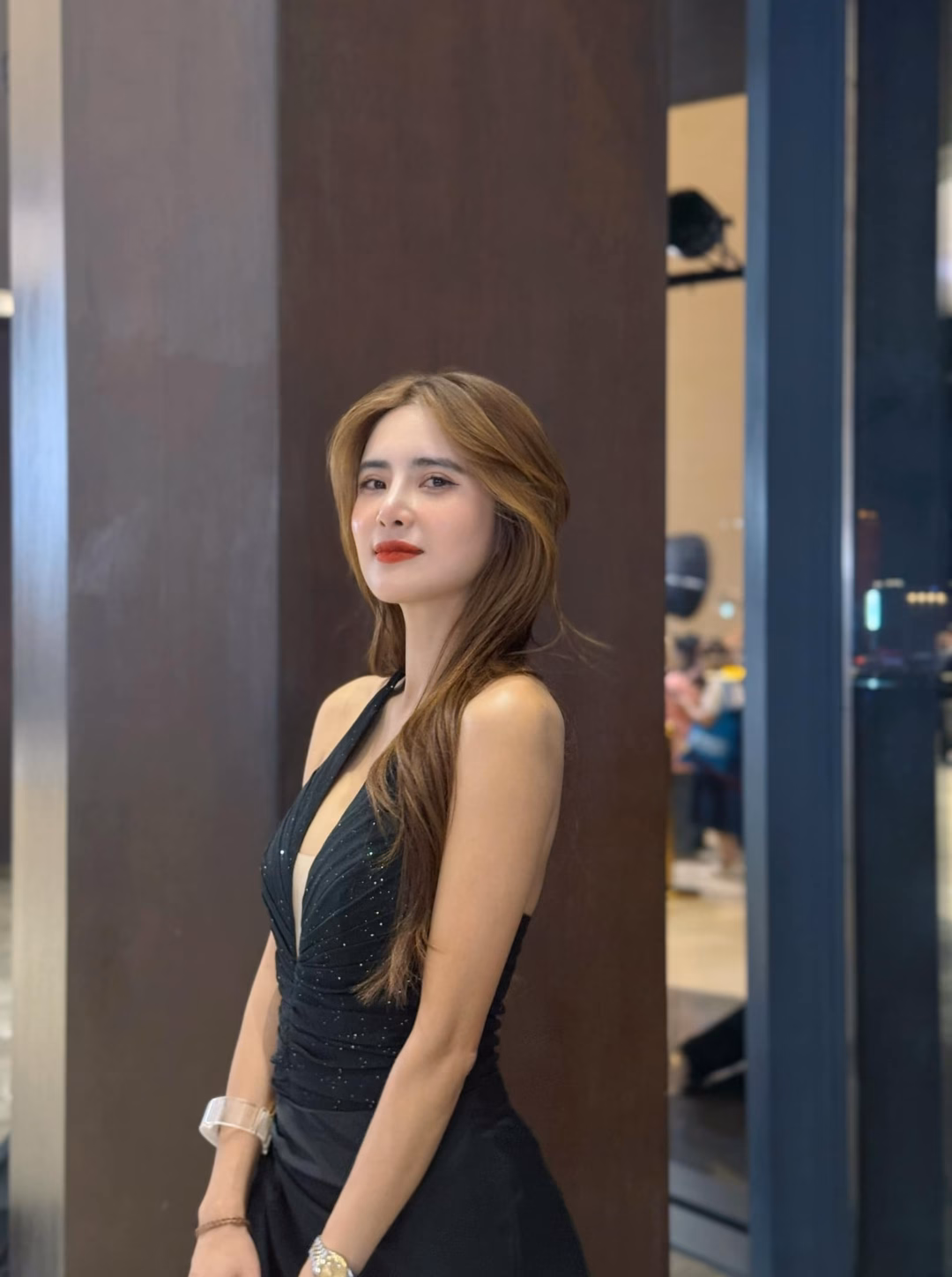 Lê Khánh Chi – Con gái Lê Công Vinh: Nhan sắc xinh đẹp và sức mạnh độc lập Thời trang đa dạng, ưu tiên thiết kế khoét sâu, cắt xẻ để khoe triệt để lợi thế hình thể của Lê Khánh Chi.