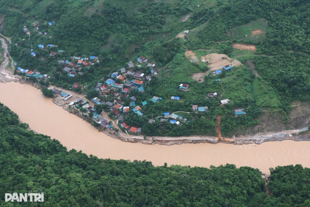 Nghệ An: Mưa lớn gây lũ, sạt lở đất, nguy cơ cao tiếp diễn ở miền núi phía Tây Người dân tâm lũ xã Tương Dương nhặt nhạnh tài sản bị vùi lấp trong bùn đất (Ảnh: Cổng thông tin xã Tương Dương).