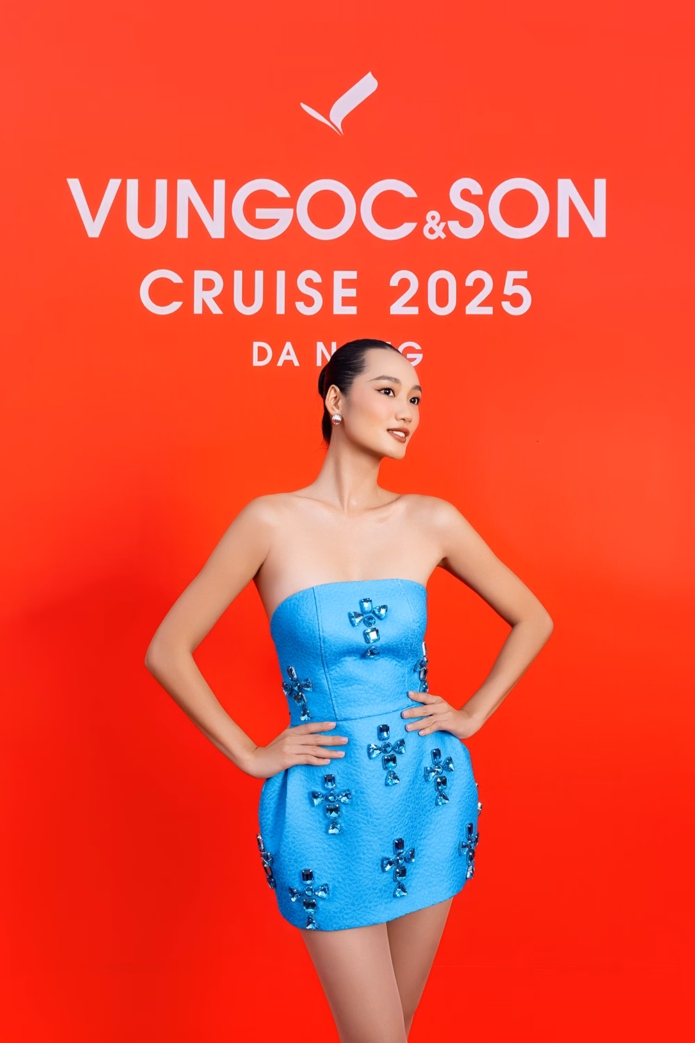 Nữ thần làng thời trang Việt quy tụ tại sự kiện VUNGOC&SON Cruise 2025 bên sông Hàn Á hậu Quỳnh Anh khoe trọn bờ vai trần và đôi chân dài với mẫu đầm quây trên thảm đỏ show VUNGOC&SON Cruise 2025. Cô cũng là first face mở màn show diễn.