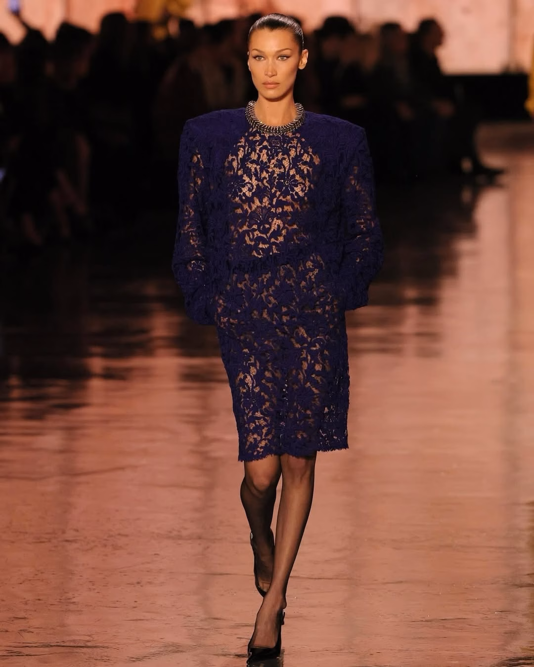Siêu mẫu Bella Hadid chia sẻ ảnh thời thơ ấu