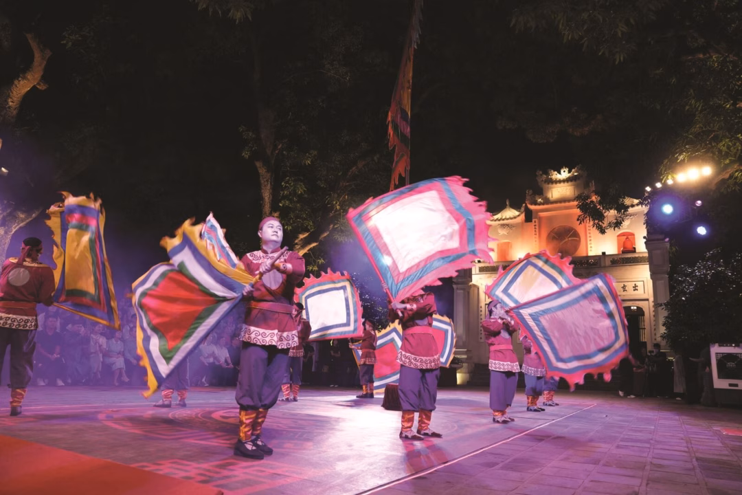 Màn múa sắc phong trong trang phục giao lĩnh thời Lê Trung Hưng