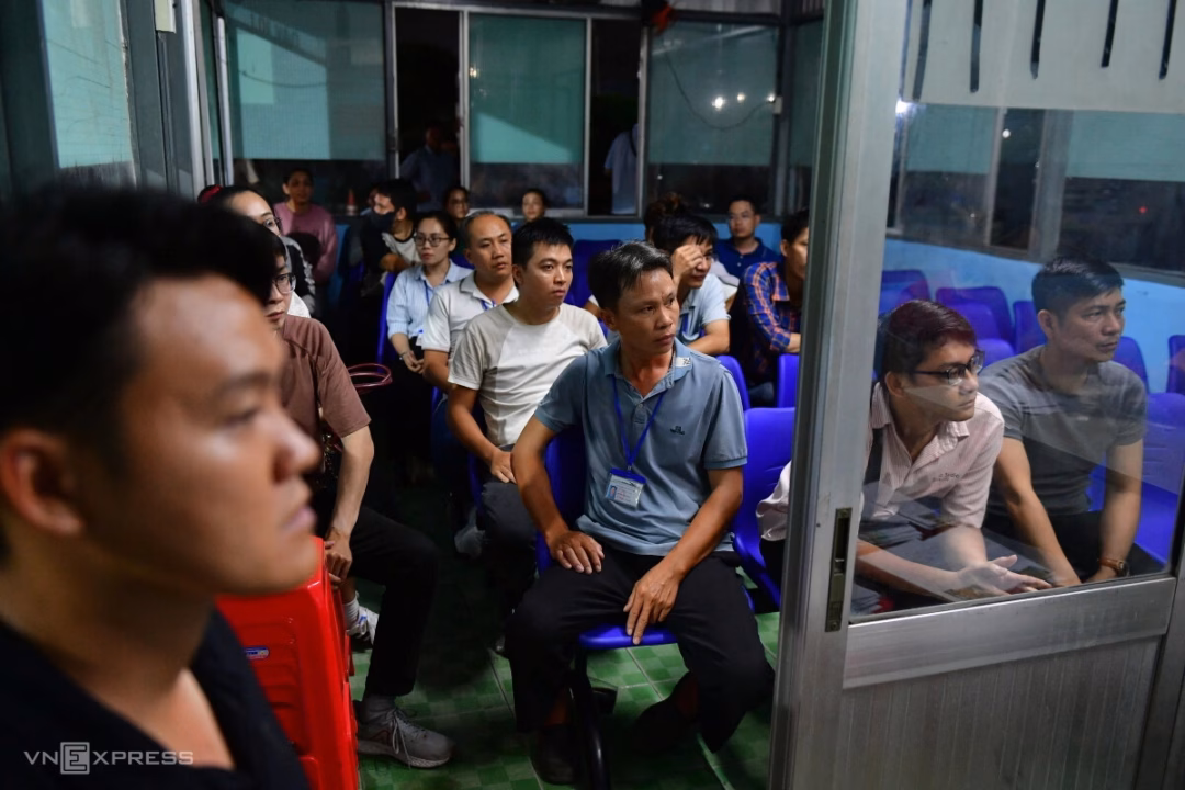 TP HCM tổ chức thi lái xe đêm để giải quyết tồn đọng hồ sơ Một số thí sinh khá căng thẳng trước điểm xuất phát, chậm khởi động xe nhưng sau đó lấy lại tập trung khi được sát hạch viên dặn dò kỹ càng.
