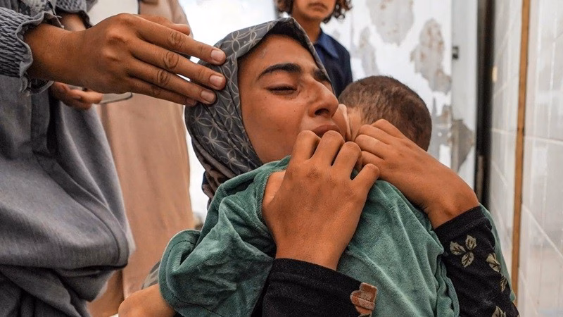 Trẻ em Palestine chết vì đói ở Gaza: Bi kịch của sự bỏ rơi và tuyệt vọng Mặc dù lệnh cấm đã được dỡ bỏ một phần vào cuối tháng 5, các cơ quan cứu trợ cho biết, khối lượng hàng cứu trợ được phân phối không đáp ứng được nhu cầu của Gaza và tình trạng suy dinh dưỡng đã lan rộng.