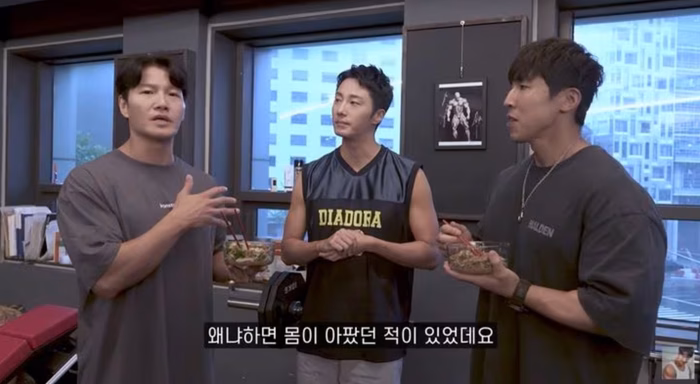 Diễn viên Jung Il Woo chăm chú nghe Kim Jong Kook chia sẻ trước khi tập luyện cùng nhau. Ảnh chụp màn hình