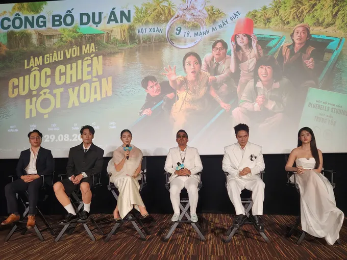 Làm giàu với Momo thành công, đạo diễn Trung Lùn và diễn viên đau đầu vì cố gắng 200% Ê-kíp đoàn phim Làm giàu với ma: Cuộc chiến hột xoàn tại buổi công bố dự án, chiều 31-7. Ảnh: VĂN TUẤN