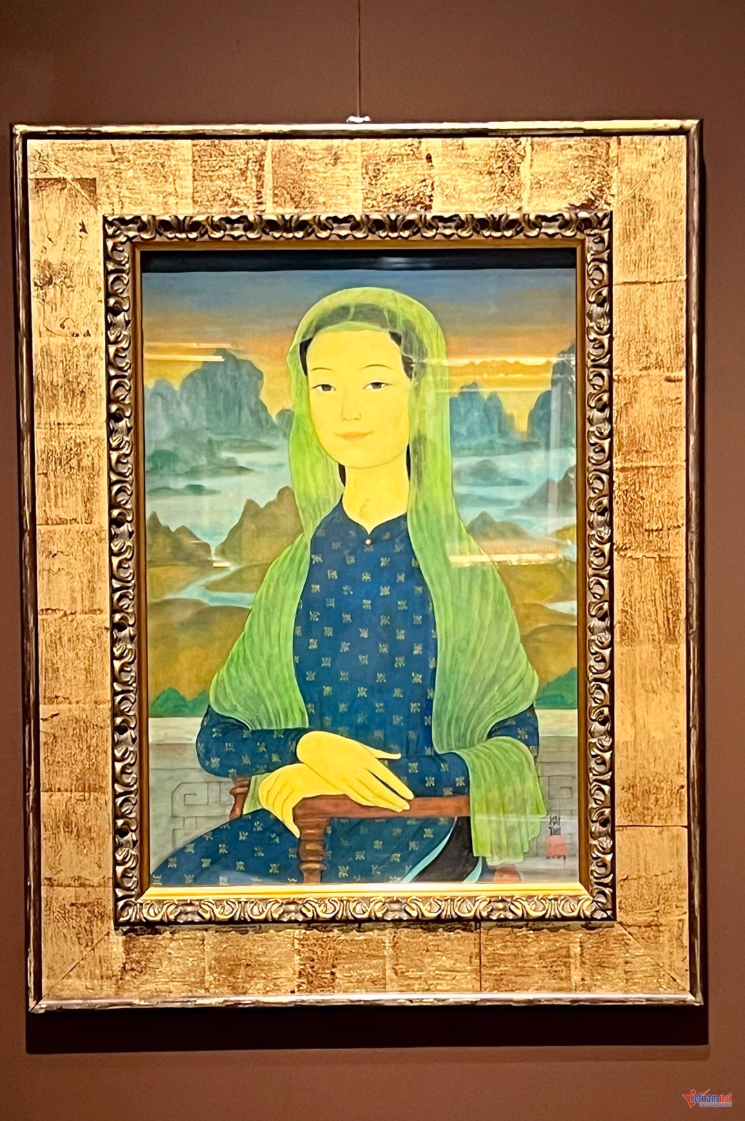 Hoa hậu Phương Khánh thưởng lãm tác phẩm của danh họa.