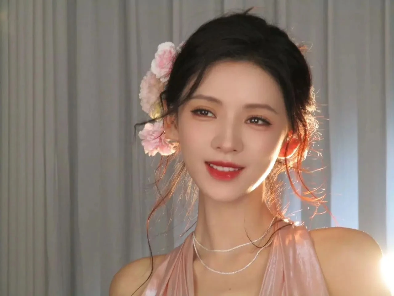 Trương Dư Hi – Tất Văn Quân ‘nóng bỏng’ với cảnh bế hoài trong phim mới Các đoạn clip của Trương Dư Hi trong phim hay đặc biệt khi thực hiện cảnh thân mật với Tất Văn Quân lan truyền trên mạng xã hội với lượt chia sẻ, bình luận lớn. Ảnh: Weibo.