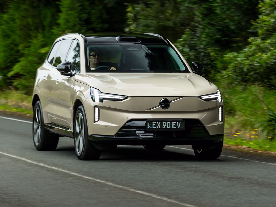 Volvo EX90 – SUV điện 7 chỗ với thiết kế hiện đại và công nghệ tiên tiến 2025 Volvo EX90 Plus in Sand Dune | Image: Supplied / Volvo