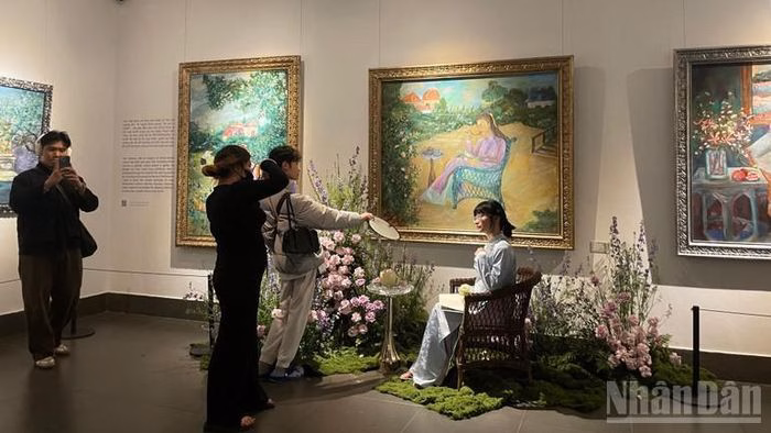 Bạn trẻ trong &aacute;o d&agrave;i tạo d&aacute;ng tại triển l&atilde;m