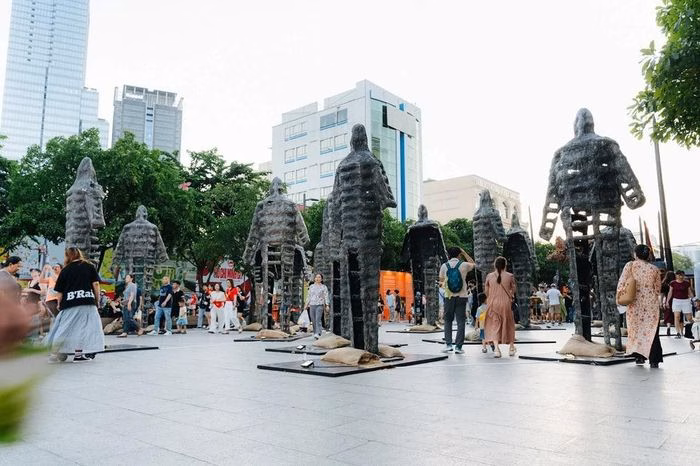 C&aacute;c t&aacute;c phẩm được bố tr&iacute; th&agrave;nh một tuyến tham quan li&ecirc;n ho&agrave;n