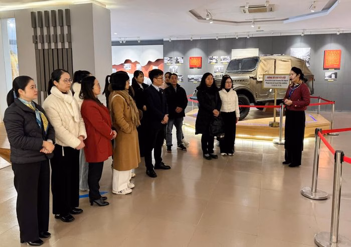 Chi bộ kinh doanh Agribank Cao Bằng tham quan bảo t&agrave;ng P&aacute;c B&oacute;