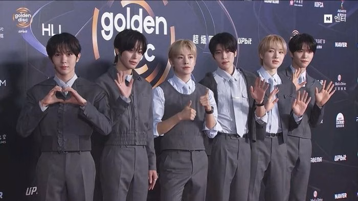 CORTIS trong bộ đồ đen tr&ecirc;n thảm đỏ GDA 2026