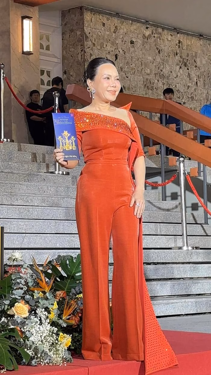 Cận cảnh Việt Hương jumpsuit đỏ cam Cận cảnh Việt Hương trong jumpsuit đỏ cam tại Ngôi Sao Xanh