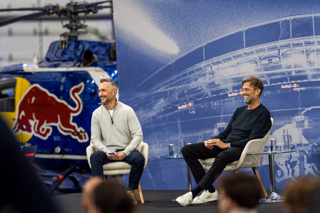 Jurgen Klopp c&ugrave;ng Christian Baier tại buổi ra mắt Red Bull
