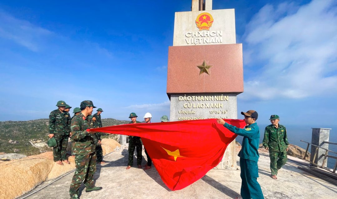 Thay mới l&aacute; cờ Tổ quốc tr&ecirc;n Đảo Thanh ni&ecirc;n C&ugrave; Lao Xanh