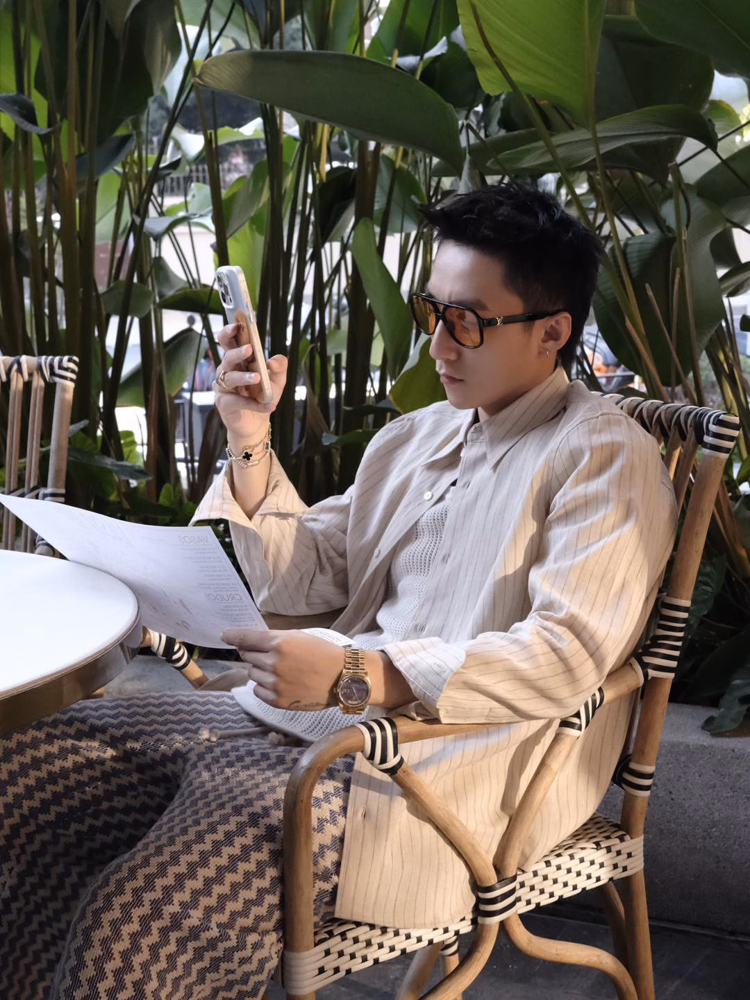 Sơn T&ugrave;ng M‑TP diện k&iacute;nh r&acirc;m Louis Vuitton, v&ograve;ng tay Van Cleef & Arpels v&agrave; gi&agrave;y Gucci, tổng gi&aacute; trị 55.560 USD (&asymp;1,5 tỷ đồng)