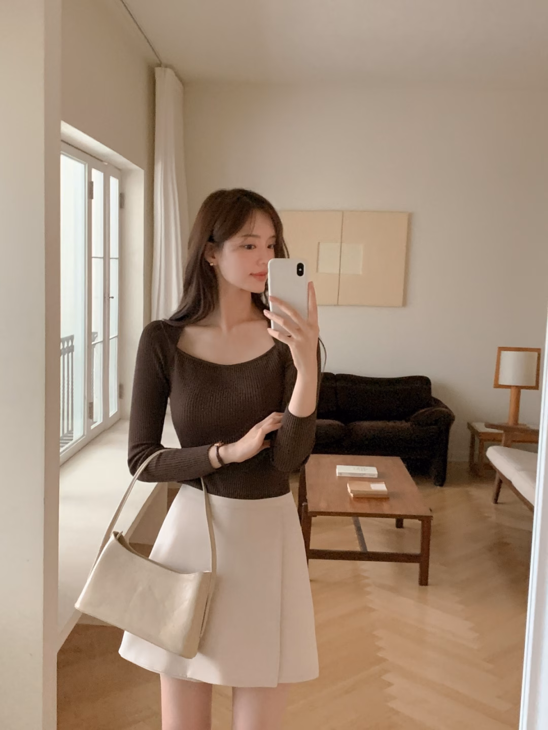 Set đồ nâu thời thượng mùa thu 2025 Áo sơ mi nâu, quần ống rộng và áo len tăm nâu cho mùa thu