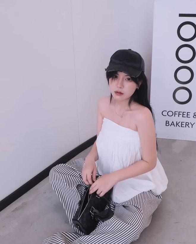 Quần kẻ sọc với áo ống