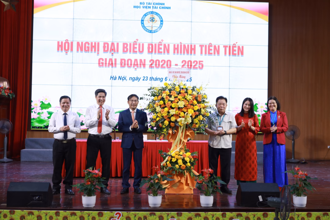 Lãnh đạo Học viện Tài chính tuyên dương các điển hình tiên tiến Lãnh đạo Học viện Tài chính tuyên dương các điển hình tiên tiến