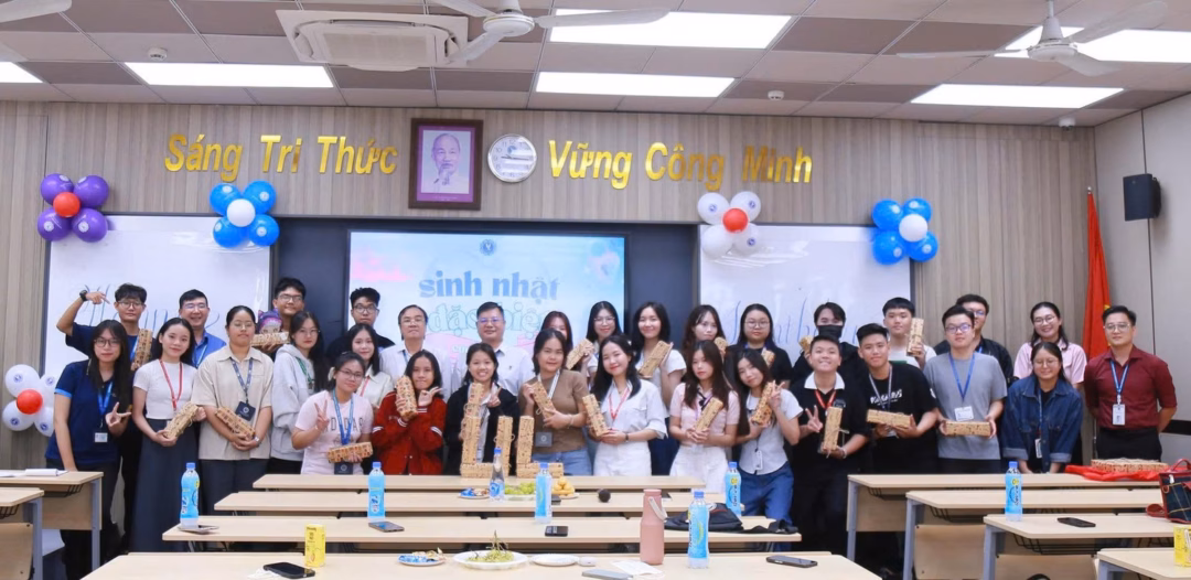 Sinh viên hào hứng đón nhận chương trình Chương trình “Sinh nhật đặc biệt cùng ULAW” được đông đảo sinh viên hào hứng đón nhận.