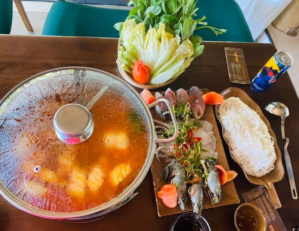 Luật ngầm chia hoa hồng cho tài xế: Nhà hàng chặt chém khách để bù lỗ? Suất lẩu hải sản 800.000 đồng của một du khách khi chia sẻ về trải nghiệm ăn uống đắt đỏ tại Phú Quốc