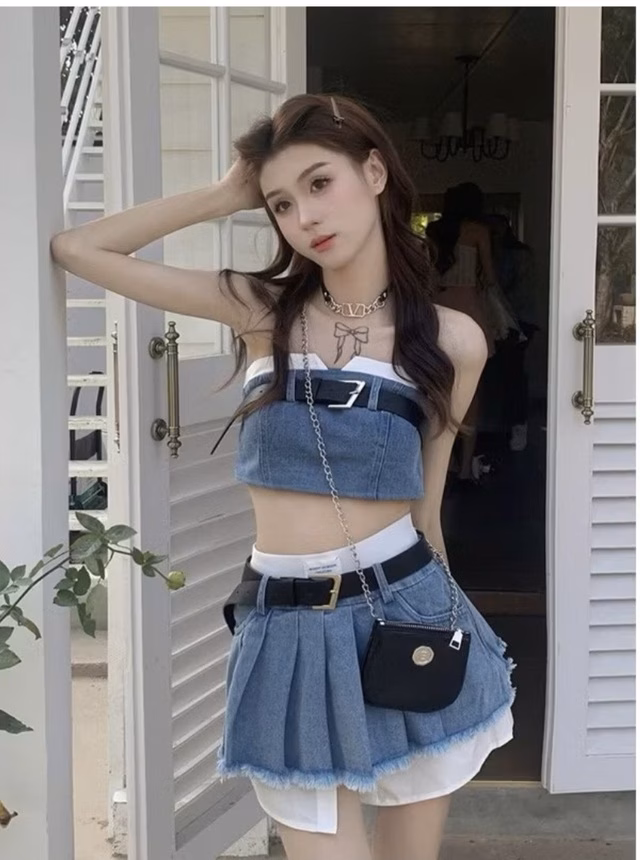 Chân váy xếp ly và áo quây denim Chân váy xếp ly kết hợp với áo quây denim