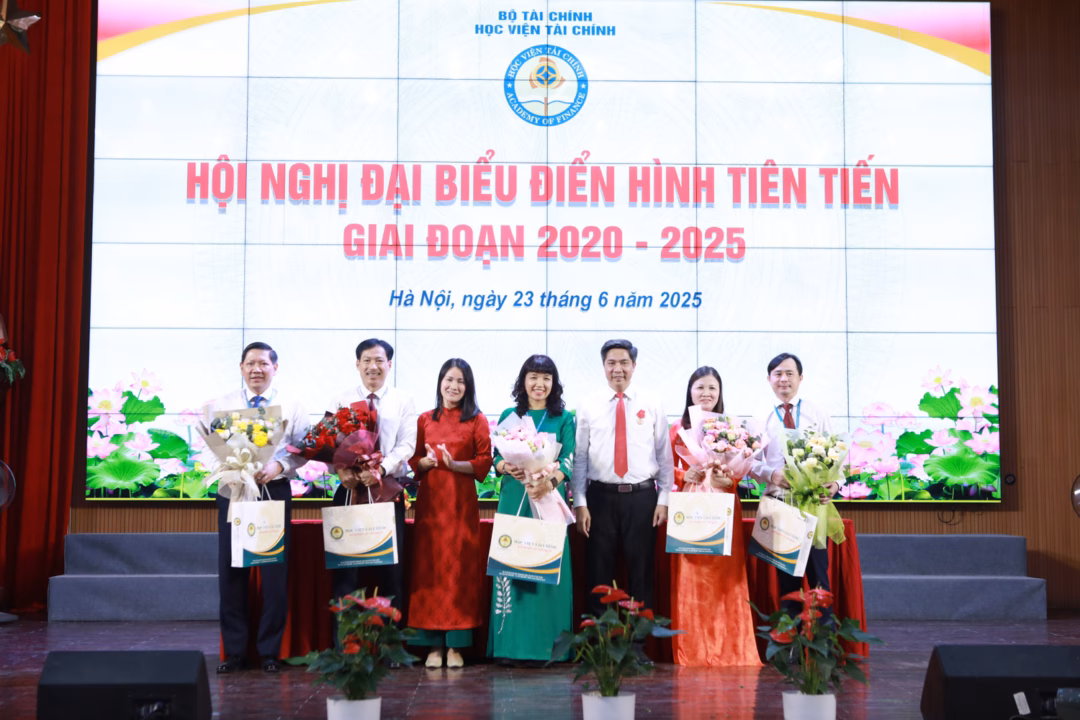 Các đại biểu tham dự hội nghị Các đại biểu tham dự hội nghị