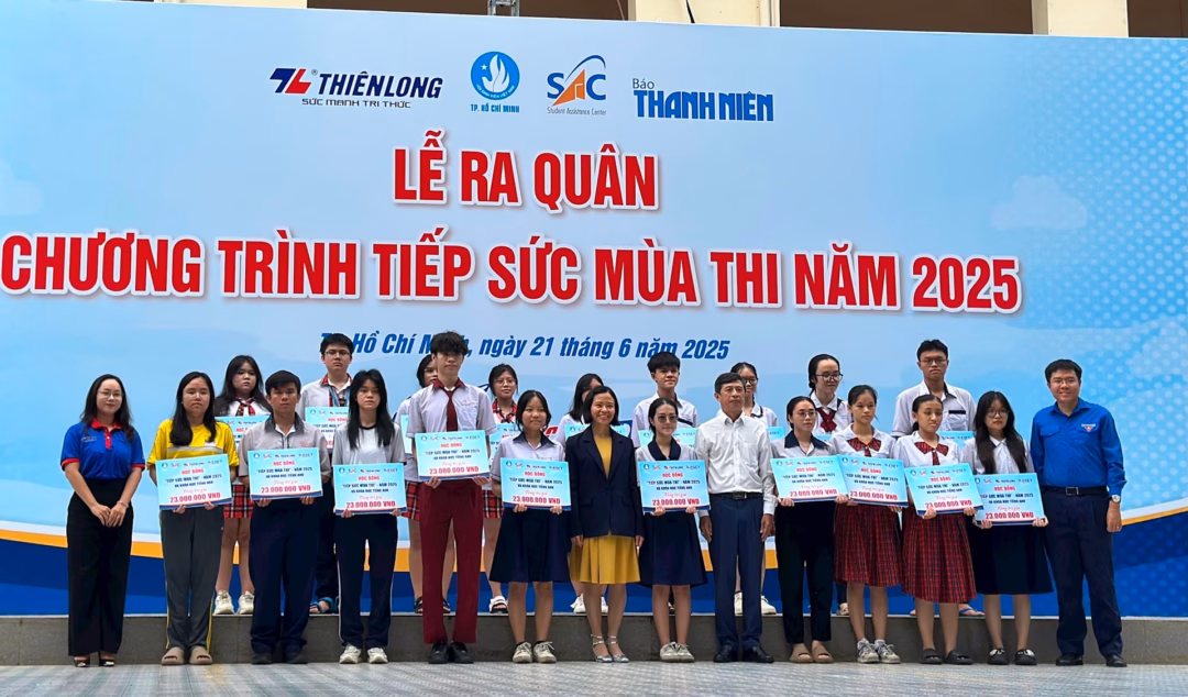 Trao tặng học bổng Chương trình phối hợp với nhiều đơn vị, doanh nghiệp đồng hành và trao tặng hàng trăm suất học bổng đến các em học sinh khó khăn