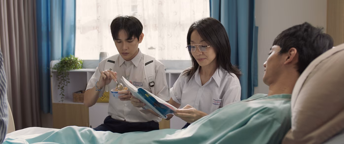 Hoàng bệnh hiểm nghèo nhưng có gia đình, bạn bè bên cạnh Hoàng bệnh hiểm nghèo nhưng có gia đình, bạn bè bên cạnh