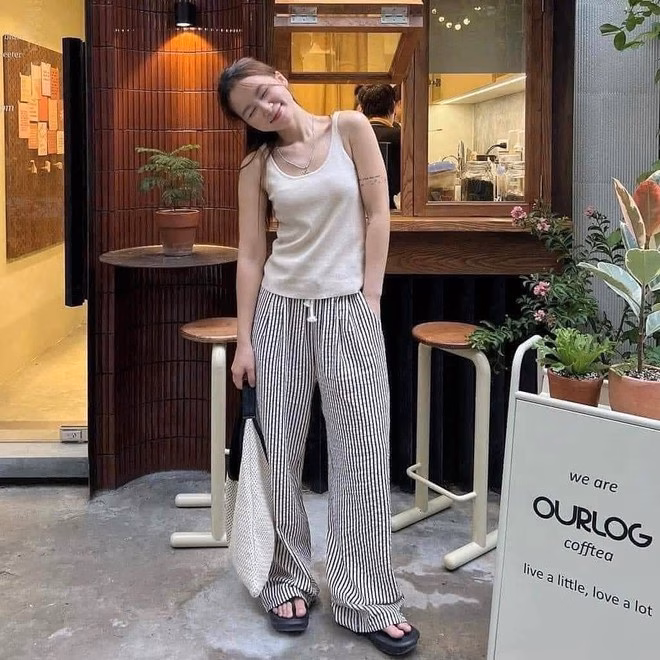 Quần kẻ sọc với áo ba lỗ Quần kẻ sọc với áo ba lỗ
