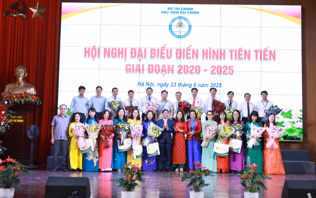 Lãnh đạo Học viện Tài chính tuyên dương các điển hình tiên tiến giai đoạn 2020-2025 Lãnh đạo Học viện Tài chính tuyên dương các điển hình tiên tiến giai đoạn 2020-2025