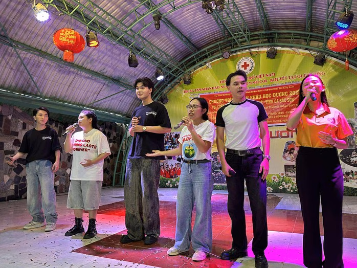 Các ca sĩ trẻ tại Trung tâm Nhân đạo Quê Hương Các ca sĩ trẻ hát ca khúc 'Viết tiếp câu chuyện hòa bình'