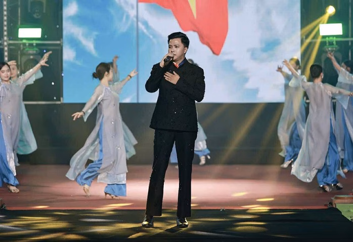Ca sĩ Huỳnh Đệ biểu diễn ca khúc 'Viết tiếp câu chuyện hòa bình' tại vòng chung kết 'Hoa hậu Doanh Nhân Hòa Bình Toàn Cầu 2025' Ca sĩ Huỳnh Đệ biểu diễn ca khúc 'Viết tiếp câu chuyện hòa bình'