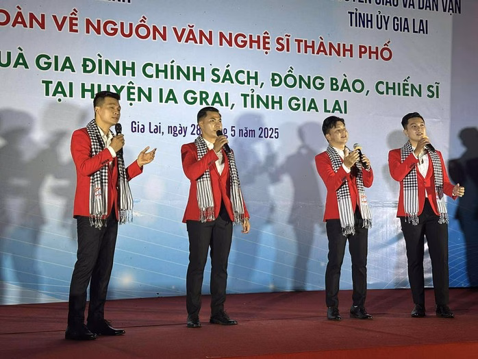 Nhóm hát Lạc Việt biểu diễn Nhóm hát Lạc Việt biểu diễn tại Gia Lai
