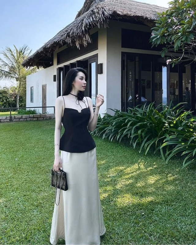 Chân váy maxi và áo corset Chân váy maxi kết hợp với áo corset
