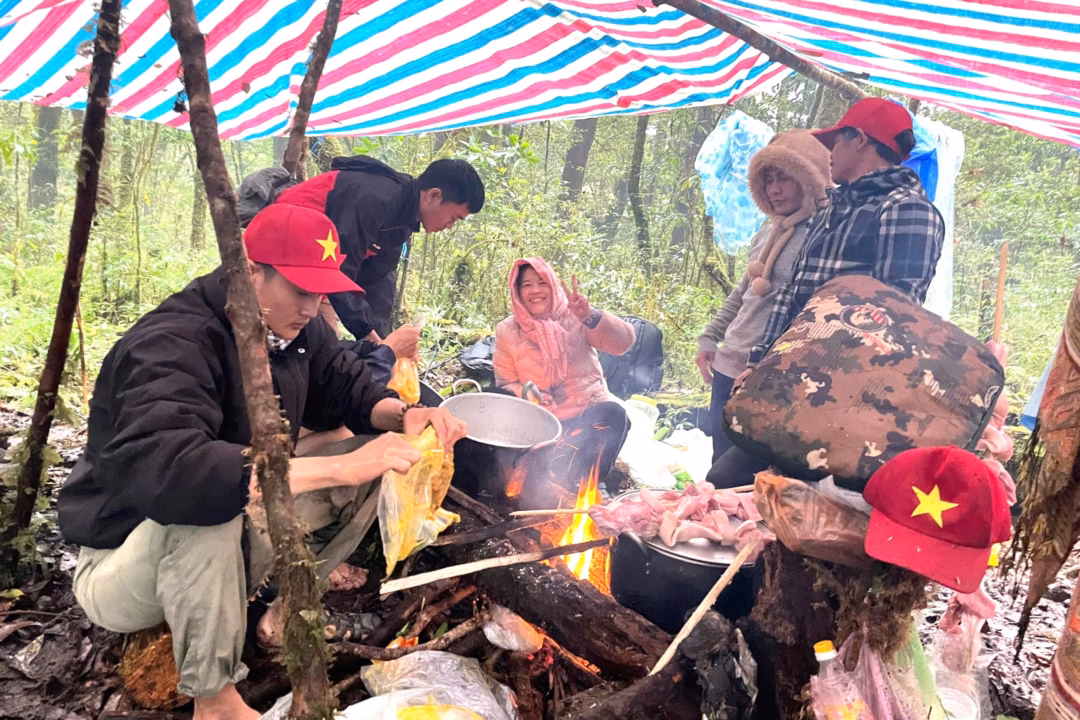 Đoàn hạ trại nghỉ ngơi Đoàn hạ trại nghỉ ngơi