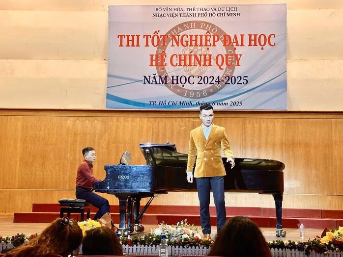 Ca sĩ Nguyễn Trực Ca sĩ Nguyễn Trực trình diễn trong kỳ thi tốt nghiệp