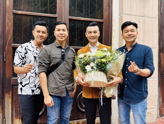 Nhóm Lạc Việt chúc mừng hai thành viên tốt nghiệp Nhóm Lạc Việt tại Nhạc viện TP HCM - chúc mừng hai thành viên hoàn thành xuất sắc tốt nghiệp đại học thanh nhạc