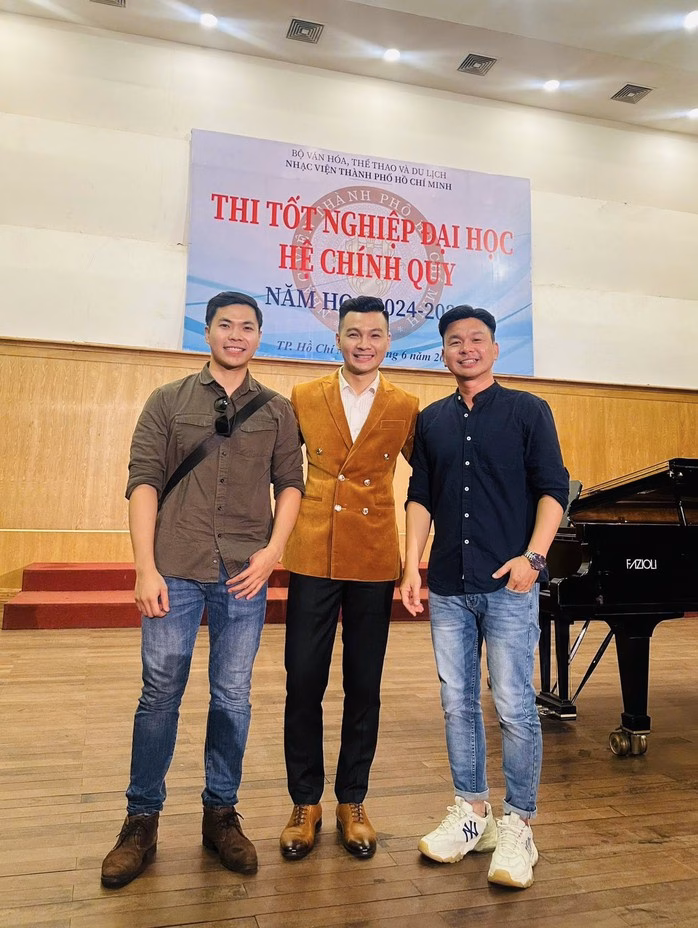 Hoàng Nam, Nguyễn Trực, Trung Kiệt tại buổi thi Từ trái sang: Hoàng Nam, Nguyễn Trực, Trung Kiệt tại buổi thi của ca sĩ Nguyễn Trực