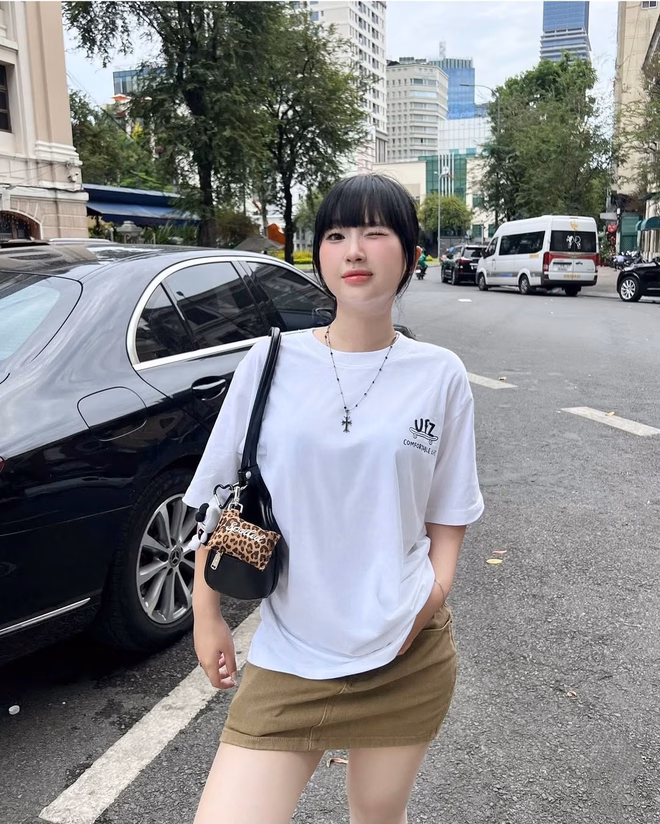 Áo thun oversized với váy ngắn