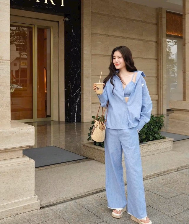 Quần kẻ sọc với áo sơ mi và bra Phối đồ với quần kẻ sọc