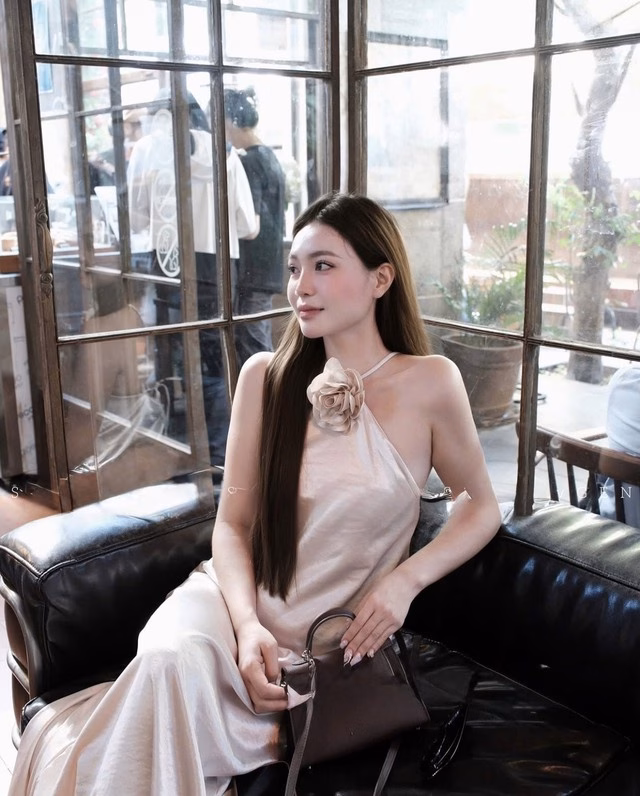 Phối đồ với đầm lụa cổ yếm