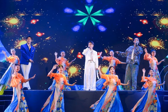 Chương trình 'Anh trai say hi' tại Giải Mai Vàng lần thứ 30. Các “anh trai” của chương trình “Anh trai say hi” biểu diễn ca khúc “Như hoa mùa xuân” trong đêm trao Giải Mai Vàng lần thứ 30.